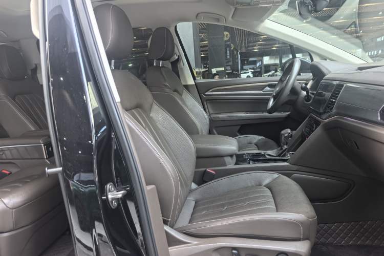 Used Volkswagen Viloran 2020 330TSI Luxury Edition Interior 8