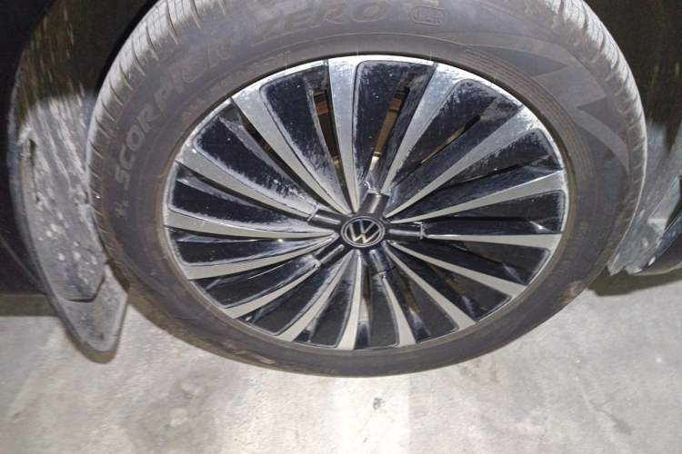 Used Volkswagen Viloran 2020 380TSI Prestige Edition Right Front Wheel Hub
