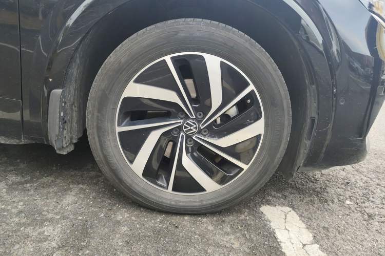 Used Volkswagen Viloran 2020 330TSI Luxury Edition Right Front Wheel Hub