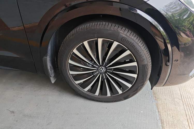 Used Volkswagen Viloran 2020 380TSI Prestige Edition Right Front Wheel Hub