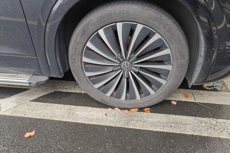 Used Volkswagen Viloran 2020 380TSI Prestige Edition Right Front Wheel Hub