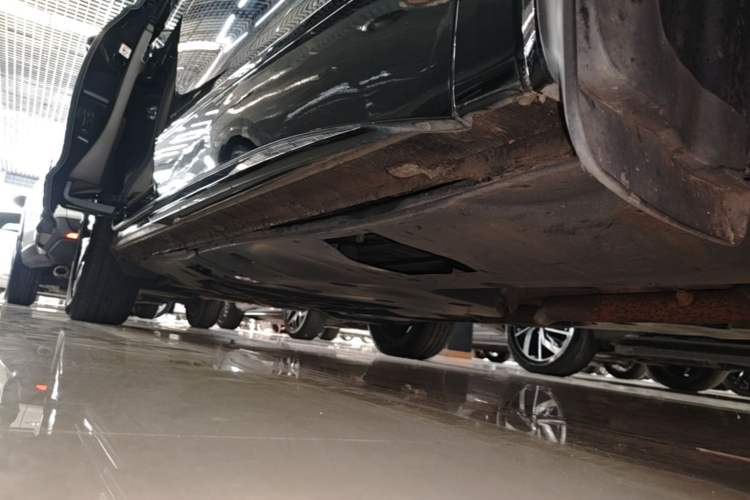 Used Volkswagen Viloran 2020 330TSI Luxury Edition Right Side Sill