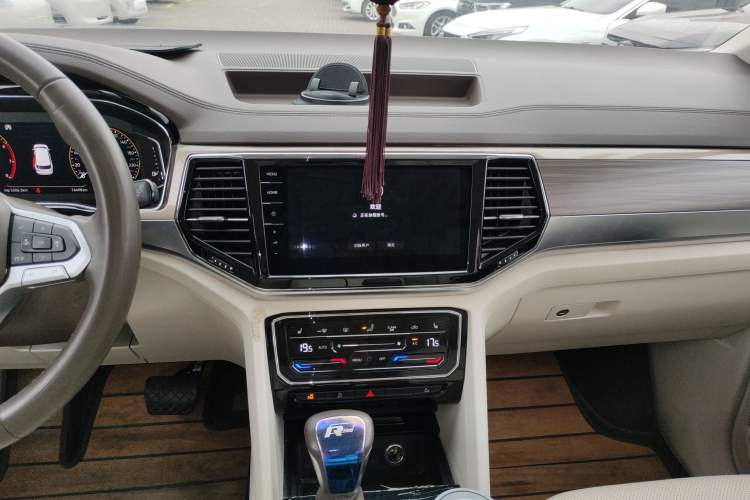 Used Volkswagen Viloran 2020 330TSI Luxury Edition Audio And AC Panel