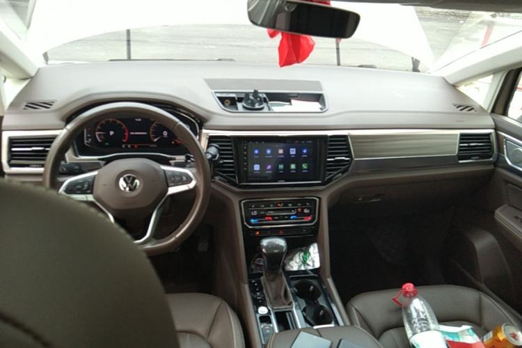Used Volkswagen Viloran 2020 330TSI Luxury Edition Center Console