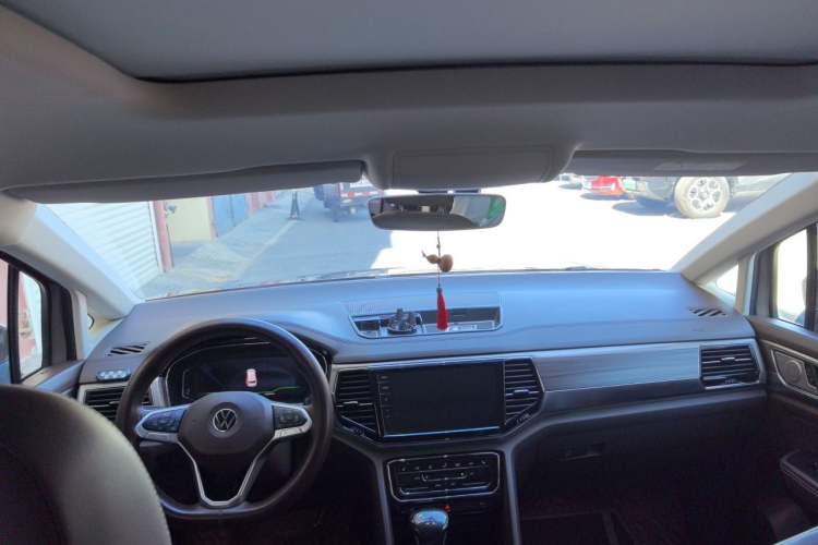 Used Volkswagen Viloran 2020 330TSI Luxury Edition Center Console