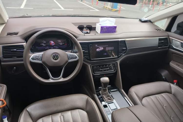 Used Volkswagen Viloran 2020 330TSI Luxury Edition Center Console