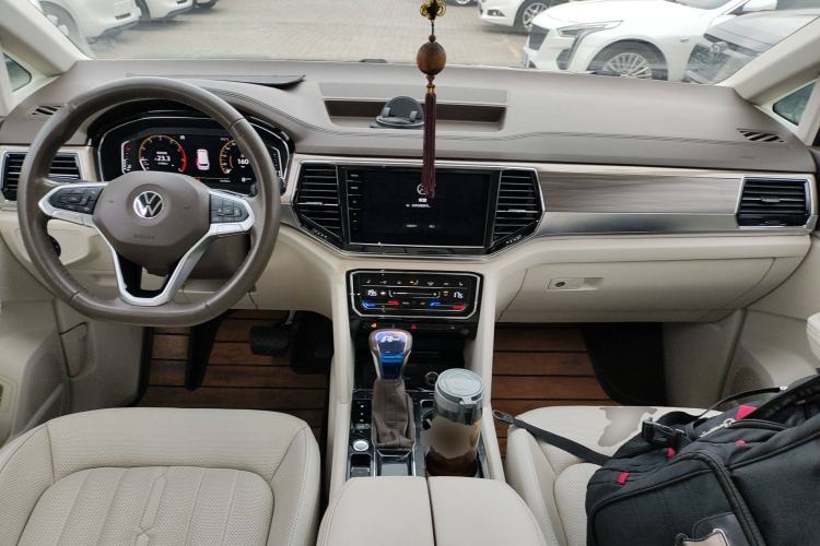 Used Volkswagen Viloran 2020 330TSI Luxury Edition Center Console
