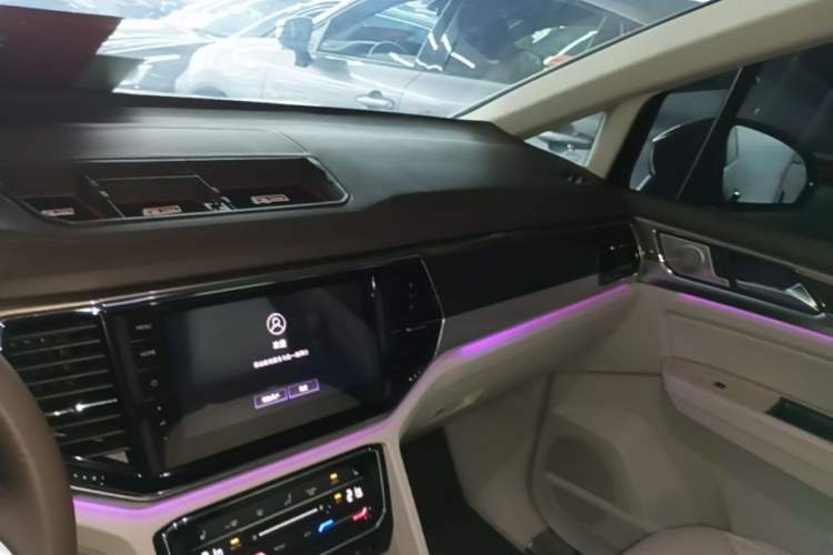 Used Volkswagen Viloran 2020 330TSI Luxury Edition Center Console