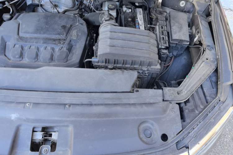 Used Volkswagen Viloran 2020 330TSI Luxury Edition Engine Bay Left