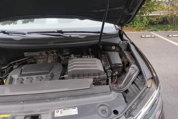 Used Volkswagen Viloran 2020 330TSI Luxury Edition Engine Bay Left