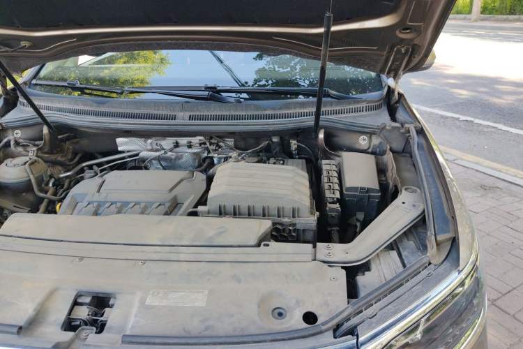 Used Volkswagen Viloran 2020 330TSI Luxury Edition Engine Bay Left