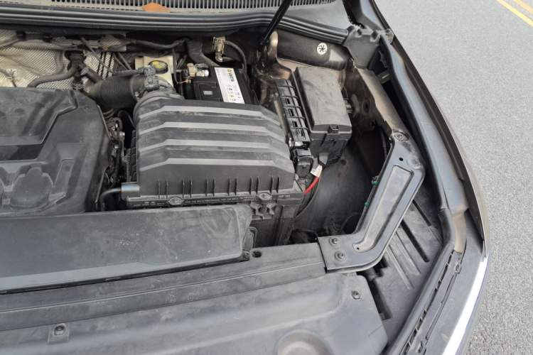 Used Volkswagen Viloran 2020 330TSI Luxury Edition Engine Bay Left