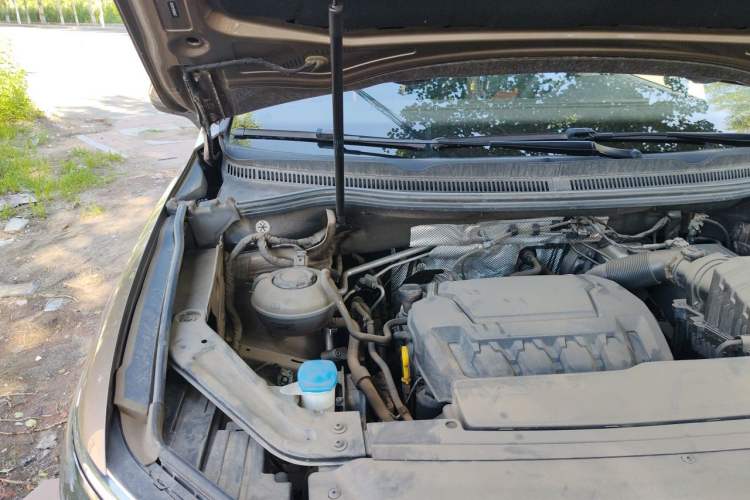 Used Volkswagen Viloran 2020 330TSI Luxury Edition Engine Bay Right