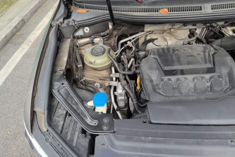 Used Volkswagen Viloran 2020 330TSI Luxury Edition Engine Bay Right