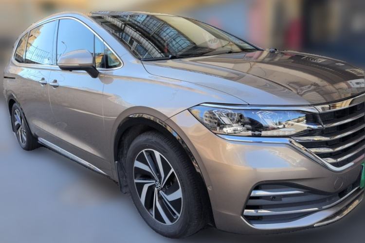 Used Volkswagen Viloran 2020 330TSI Luxury Edition Front Right 45 Deg