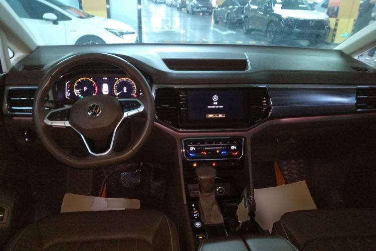 Used Volkswagen Viloran 2020 330TSI Luxury Edition Interior 2