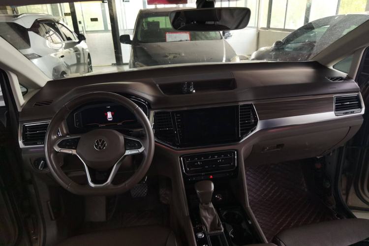 Used Volkswagen Viloran 2020 330TSI Luxury Edition Interior 2