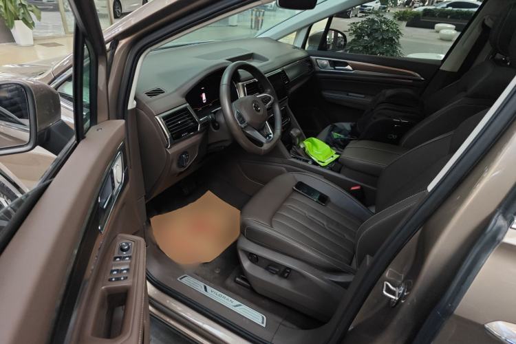 Used Volkswagen Viloran 2020 330TSI Luxury Edition Interior 3