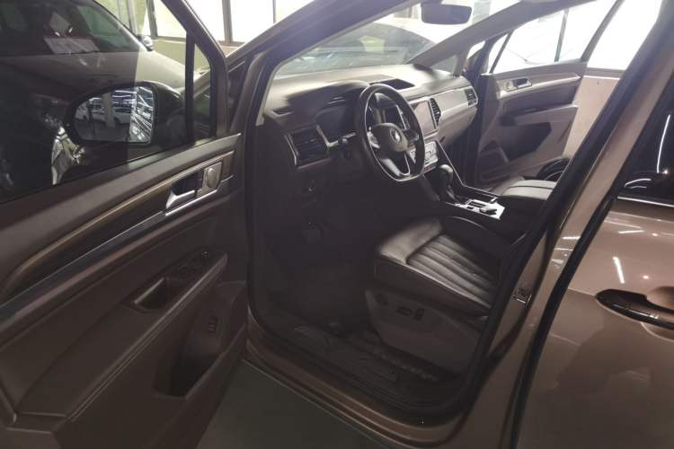 Used Volkswagen Viloran 2020 330TSI Luxury Edition Interior 3