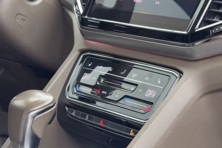 Used Volkswagen Viloran 2020 330TSI Luxury Edition Interior 3