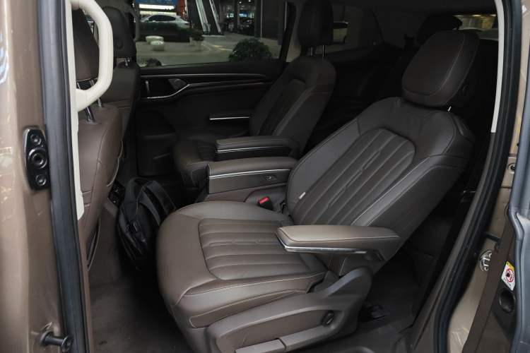Used Volkswagen Viloran 2020 330TSI Luxury Edition Interior 4