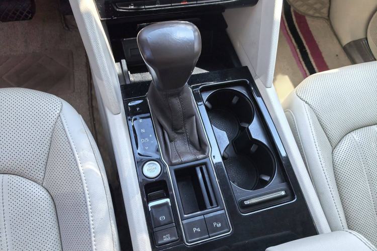 Used Volkswagen Viloran 2020 330TSI Luxury Edition Interior 4