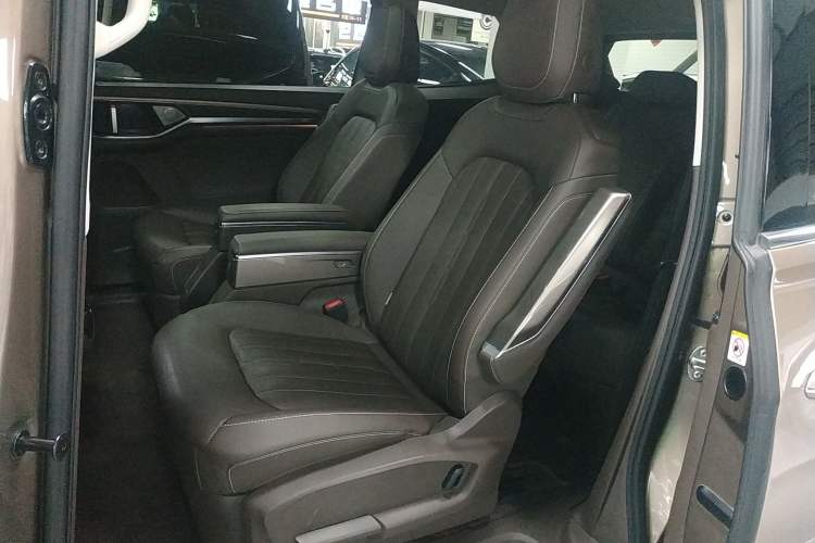 Used Volkswagen Viloran 2020 330TSI Luxury Edition Interior 4
