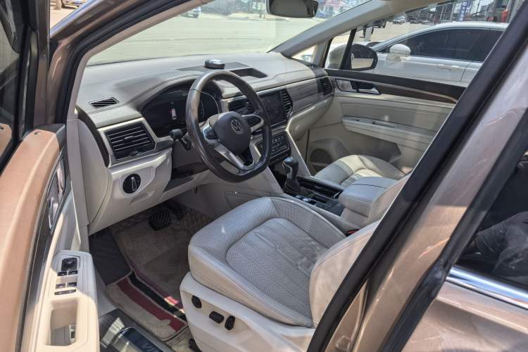Used Volkswagen Viloran 2020 330TSI Luxury Edition Interior 6