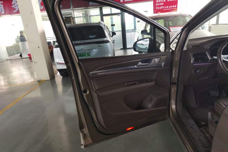 Used Volkswagen Viloran 2020 330TSI Luxury Edition Interior 7