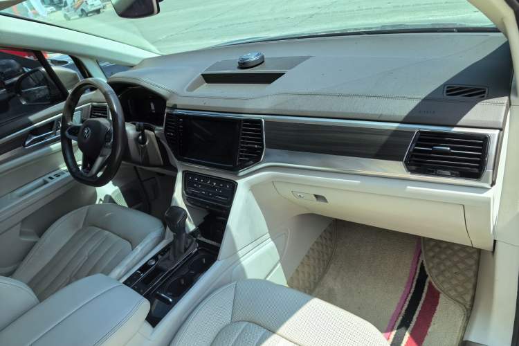 Used Volkswagen Viloran 2020 330TSI Luxury Edition Interior 7