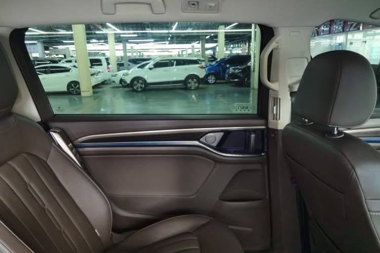 Used Volkswagen Viloran 2020 330TSI Luxury Edition Interior 8