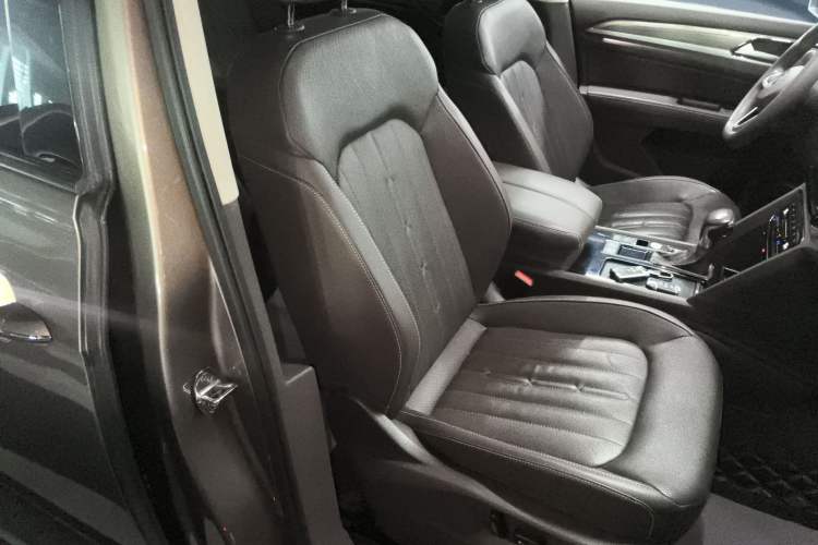 Used Volkswagen Viloran 2020 330TSI Luxury Edition Right Front Seat