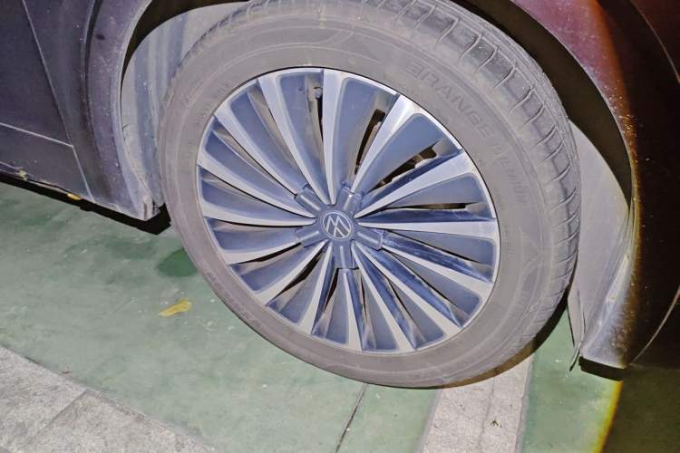 Used Volkswagen Viloran  Right Front Wheel Hub