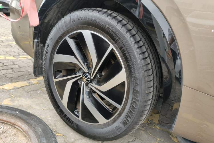 Used Volkswagen Viloran 2020 330TSI Luxury Edition Right Rear Wheel Hub