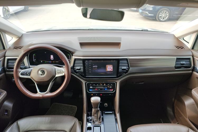Used Volkswagen Viloran 2020 330TSI Luxury Edition Center Console