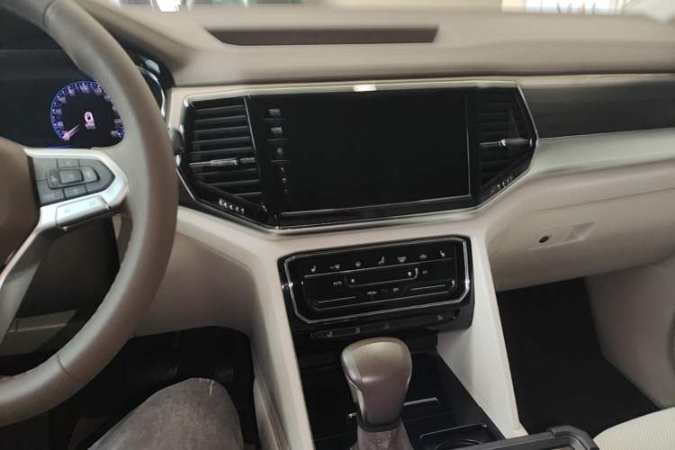 Used Volkswagen Viloran 2020 330TSI Luxury Edition Center Console