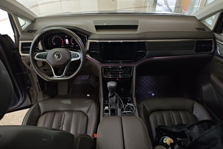 Used Volkswagen Viloran 2020 330TSI Luxury Edition Center Console