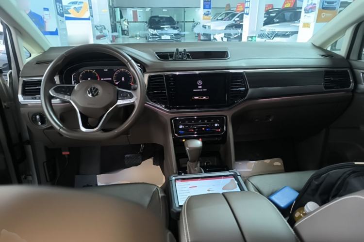 Used Volkswagen Viloran 2020 330TSI Luxury Edition Center Console