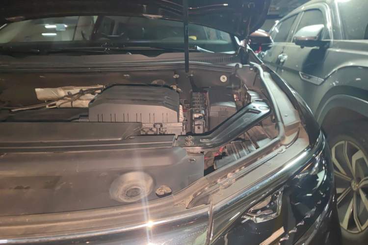 Used Volkswagen Viloran 2020 330TSI Luxury Edition Engine Bay Left