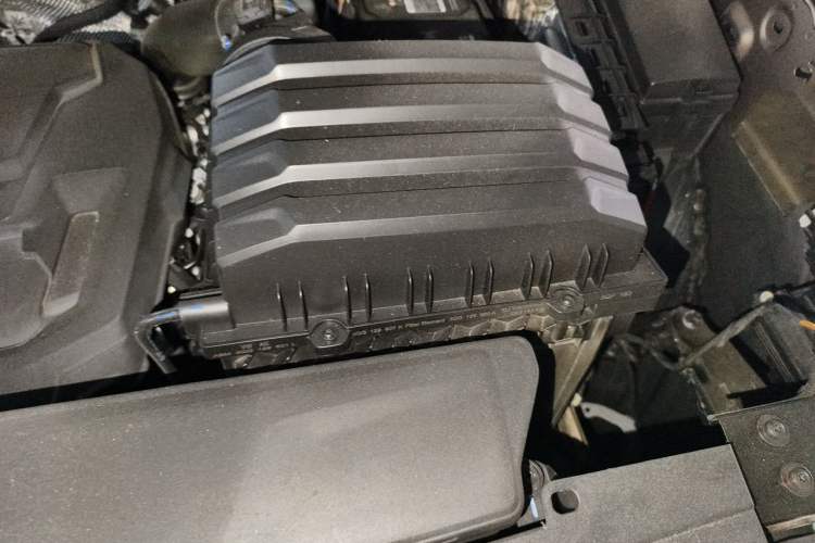 Used Volkswagen Viloran 2020 330TSI Luxury Edition Engine Bay Left