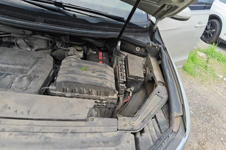 Used Volkswagen Viloran 2020 330TSI Luxury Edition Engine Bay Left
