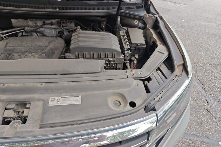 Used Volkswagen Viloran 2020 330TSI Luxury Edition Engine Bay Left