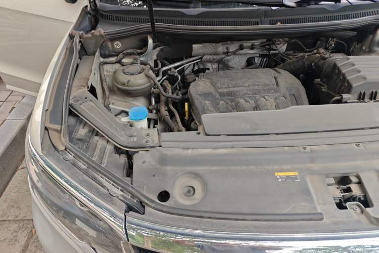 Used Volkswagen Viloran 2020 330TSI Luxury Edition Engine Bay Right