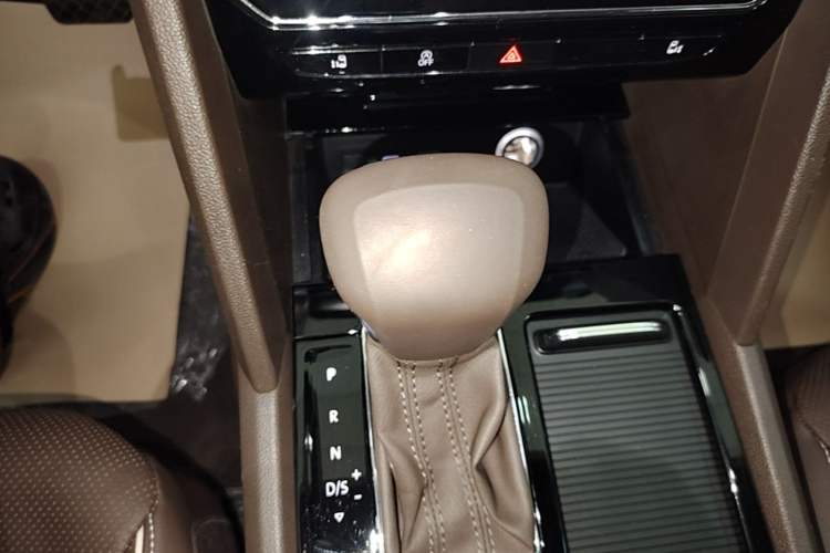 Used Volkswagen Viloran 2020 380TSI Prestige Edition Gear Lever