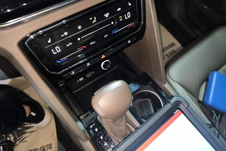 Used Volkswagen Viloran 2020 330TSI Luxury Edition Gear Lever