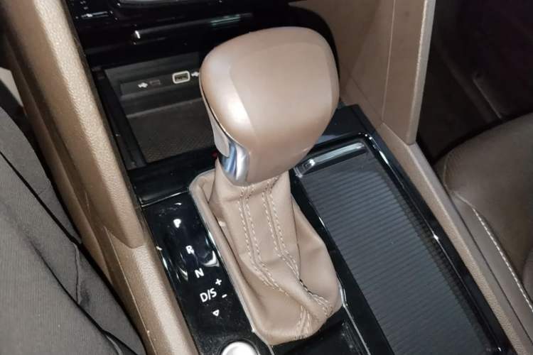 Used Volkswagen Viloran 2020 330TSI Luxury Edition Gear Lever