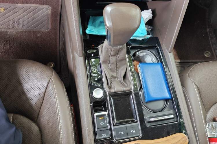 Used Volkswagen Viloran 2020 330TSI Luxury Edition Gear Lever