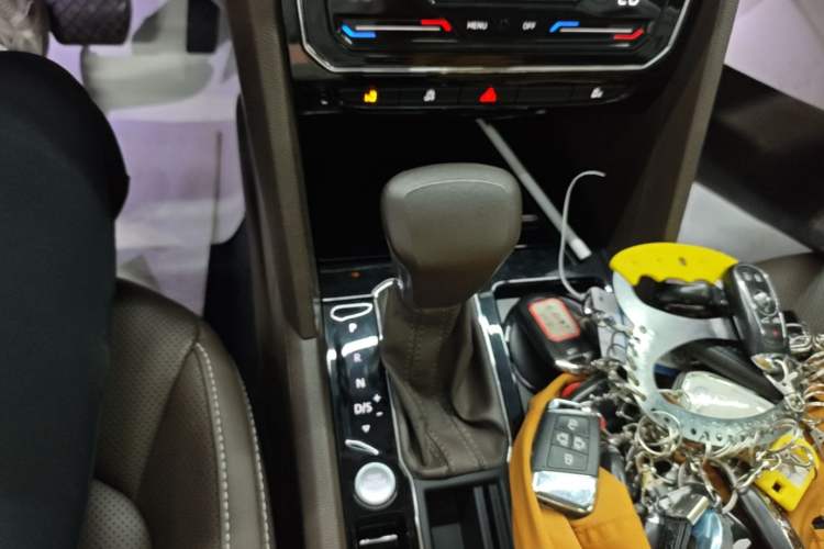 Used Volkswagen Viloran 2020 330TSI Luxury Edition Gear Lever