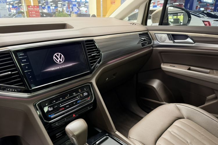 Used Volkswagen Viloran 2020 330TSI Luxury Edition Interior 2