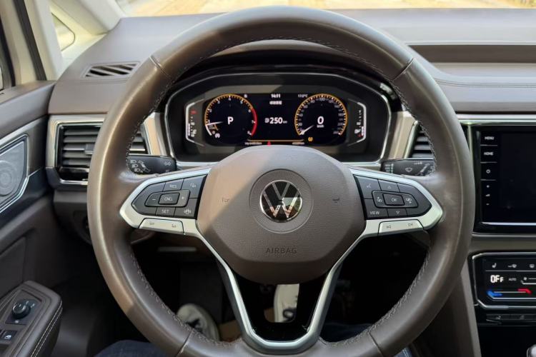Used Volkswagen Viloran 2020 330TSI Luxury Edition Interior 2